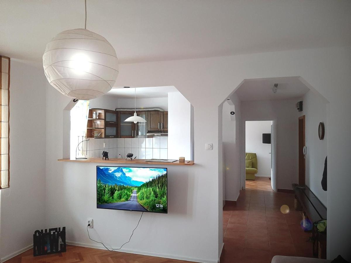 Hyggelig Appartement Oradea Buitenkant foto